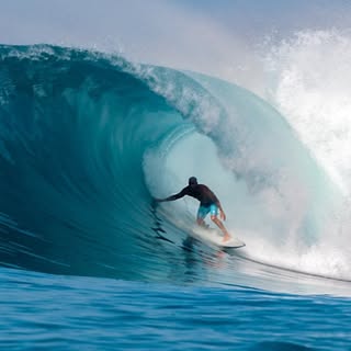 @kellyslater Instagram profile